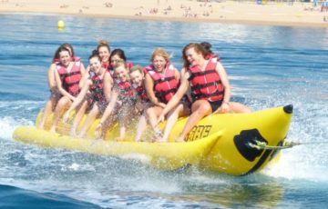 aventuras acuaticas banana para despedias en barcelona