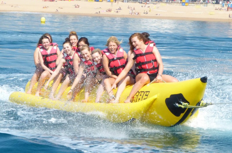aventuras acuaticas banana para despedias en barcelona