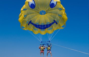 aventuras acuaticas parasailing para despedidas en barcelona